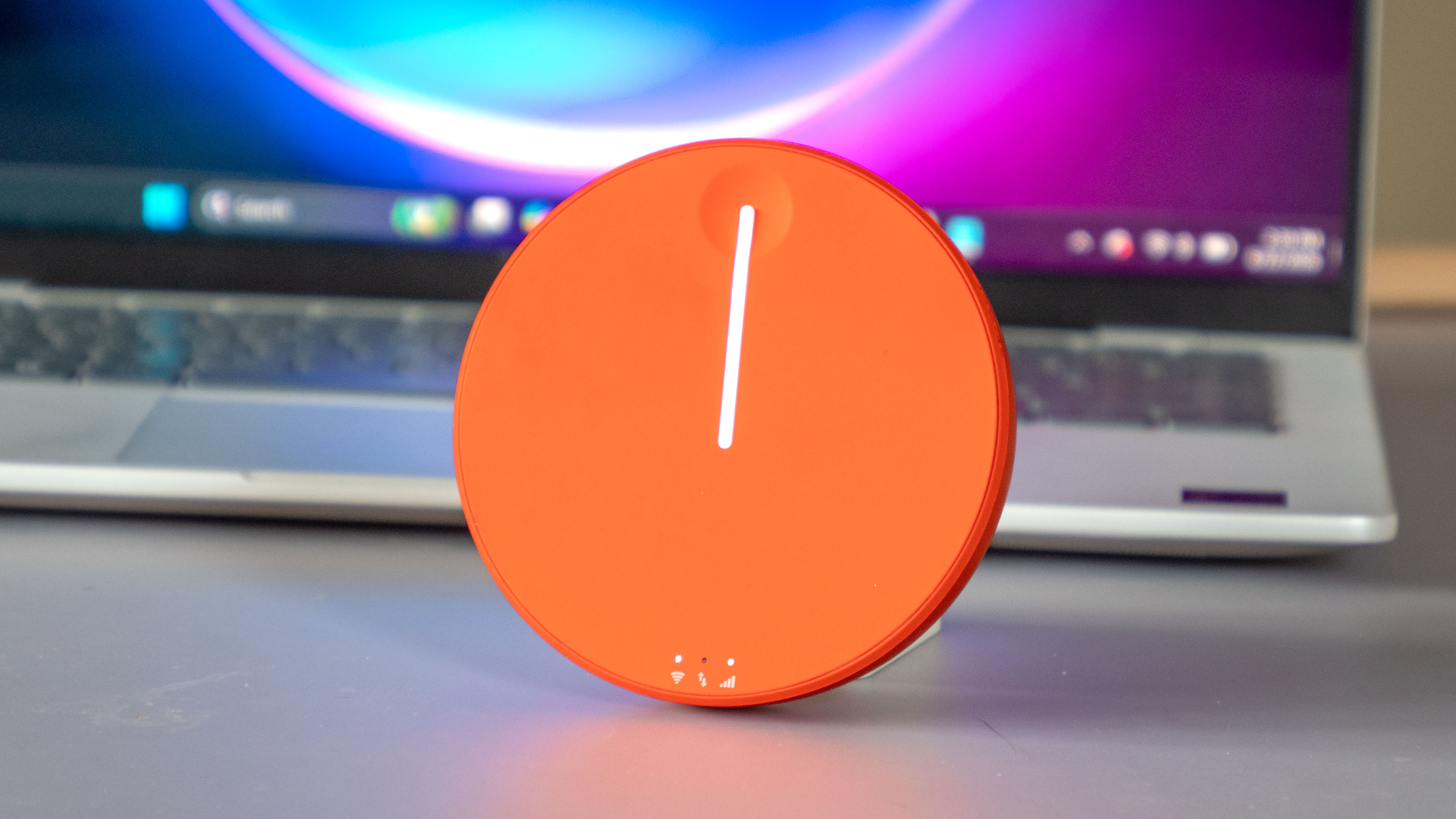 Simo Solis Lite Access Point جلو با چراغ‌های LED روشن.