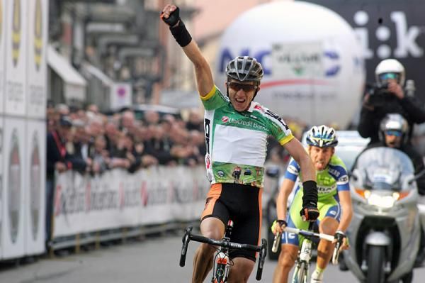 Przemyslaw Niemiec (Miche) outsprints breakaway companion Ivan Santaromita (Liquigas-Doimo) to win stage three.