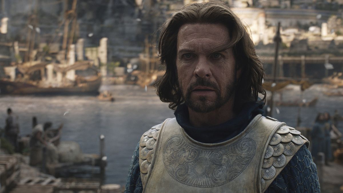 Lloyd Owen&#039;s Elendil looks shocked as he stares at something happening off screen in The Rings of Power