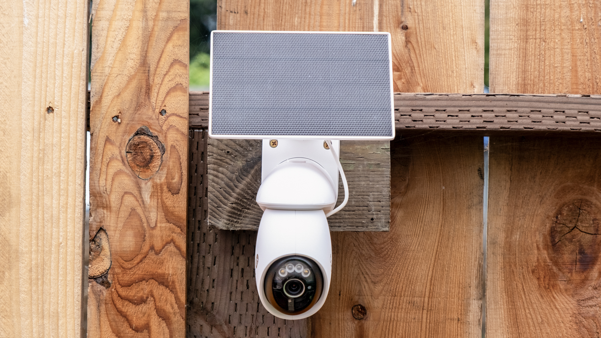TP-Link Tapo C660 Kit mounted on a fence.