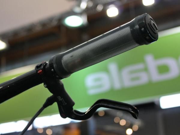 See those faint red squares hidden beneath the grips? Those are the Di2 shift buttons.