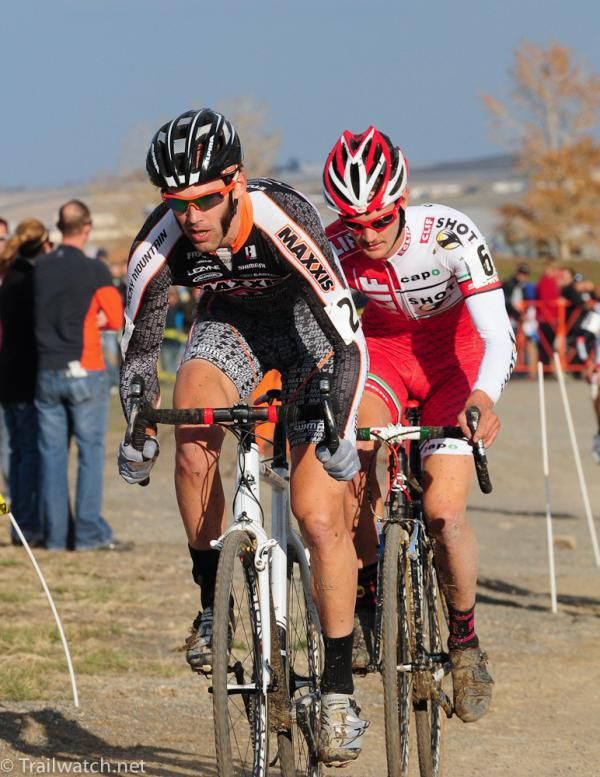 Geoff Kabush (Team Maxxis) chasing the leaders