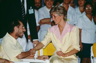 Diana, Princess of Wales (1961 - 1997) visiting patients suffering from AIDS at the Hospital Universidade in Rio de Janeiro, Brazil, 25th April 1991