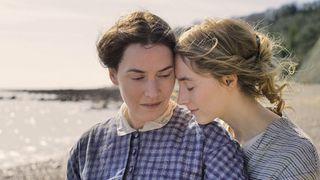 Kate Winslet in Saoirse Ronan in Ammonite.