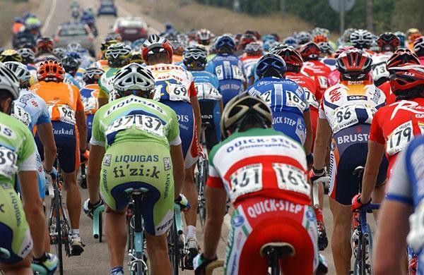 Paolo Bettini (Quick Step-Innergetic - center) sat in the back until the final kilometers; where he played a role in sprint and finished fifth in the stage