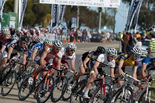 The peloton corner out of the home straight in Paynesville on the final day of the tour.