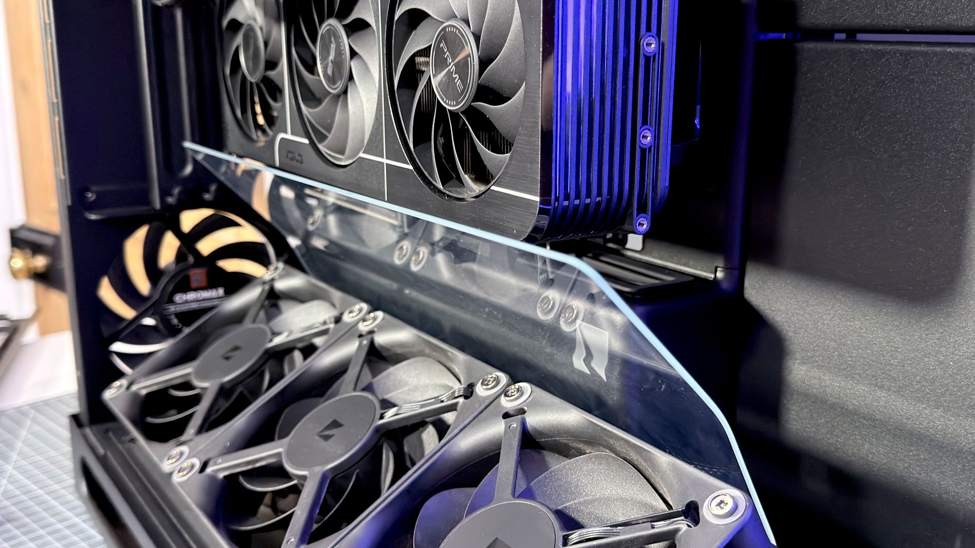 The Havn HS 360 PC case in black and white on a desk.