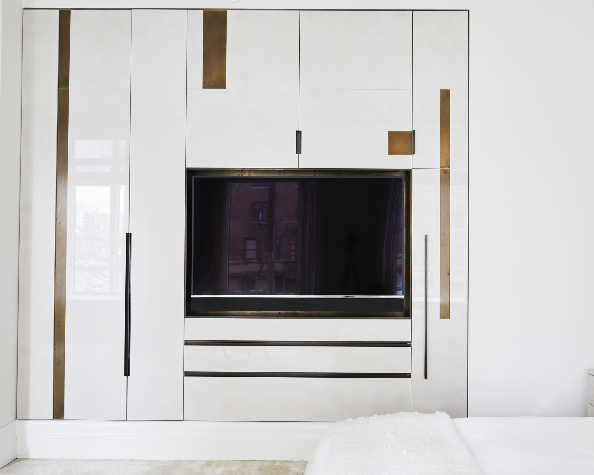 An example of simple bedroom ideas with white built-in wardrobe in a bedroom with a TV shelf