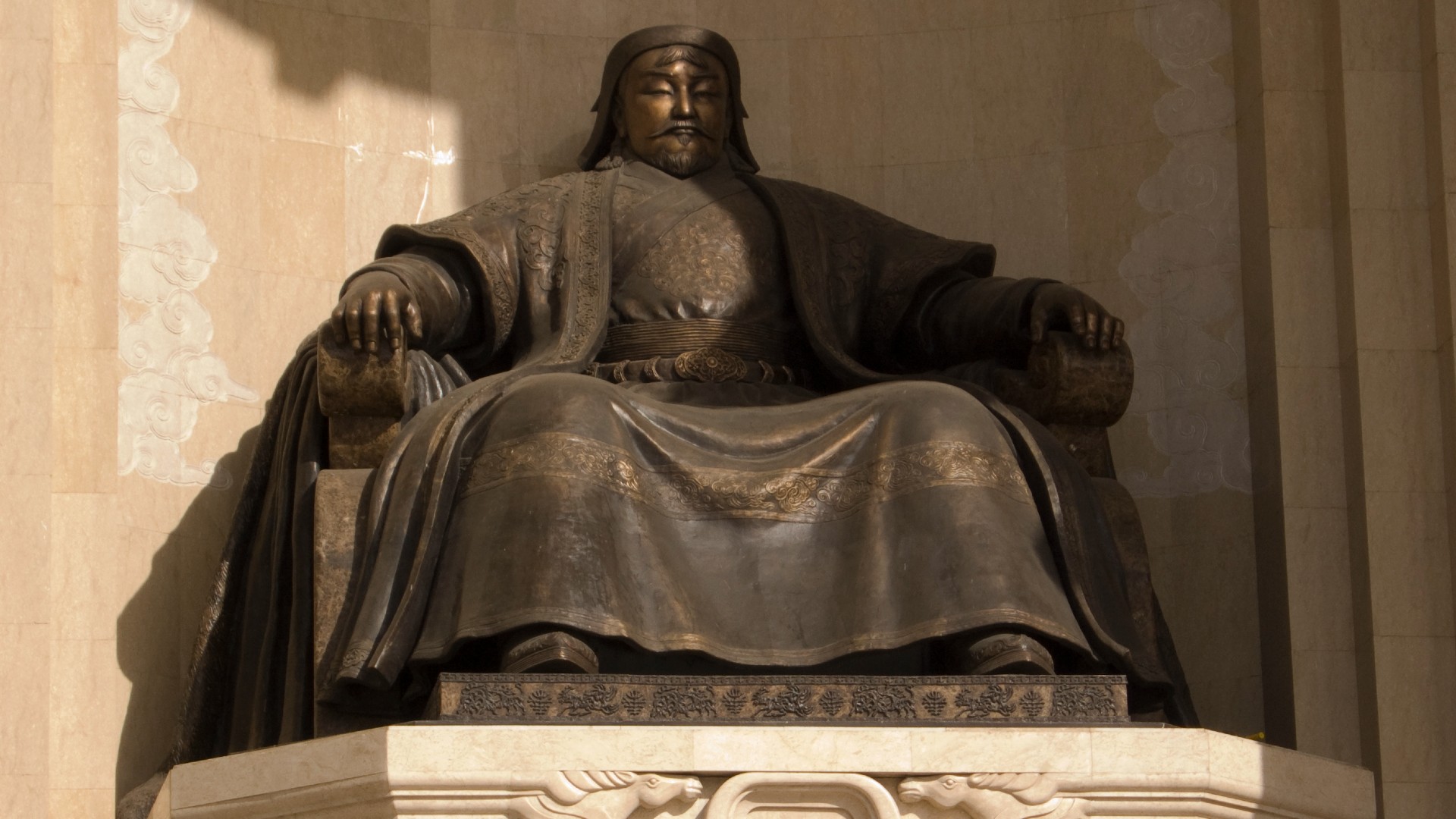 Monumental estatua pública de Genghis Khan que domina la plaza central de Ulan Bator, el líder y guerrero que todavía es muy respetado en Mongolia.
