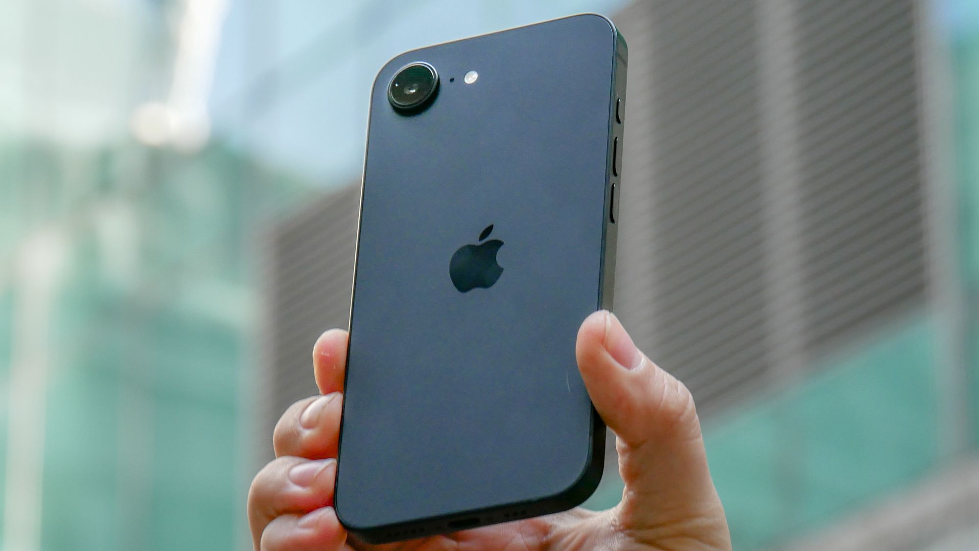 من یک سال است که از آیفون 16 ای استفاده می کنم و آیفون 17 ای بدون این 3 ارتقا عرضه نمی شود.