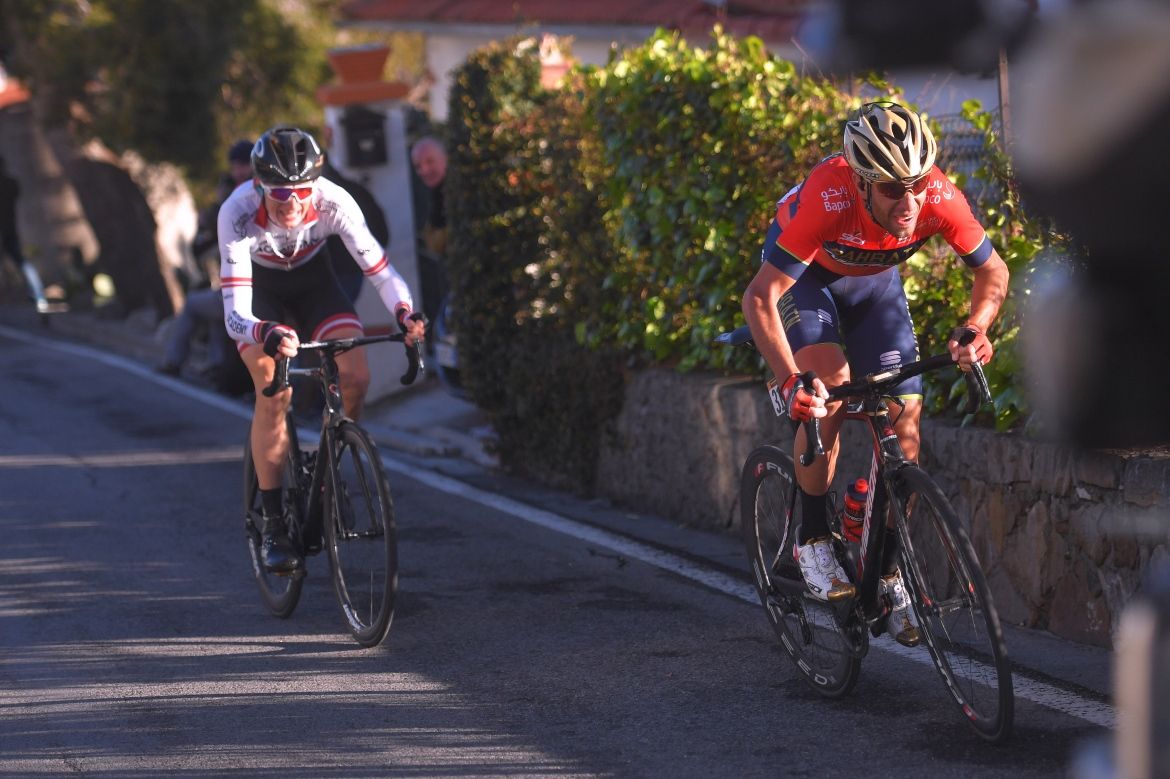Vincenzo Nibali (Bahrain-Merida) leaves Krists Neilands behind