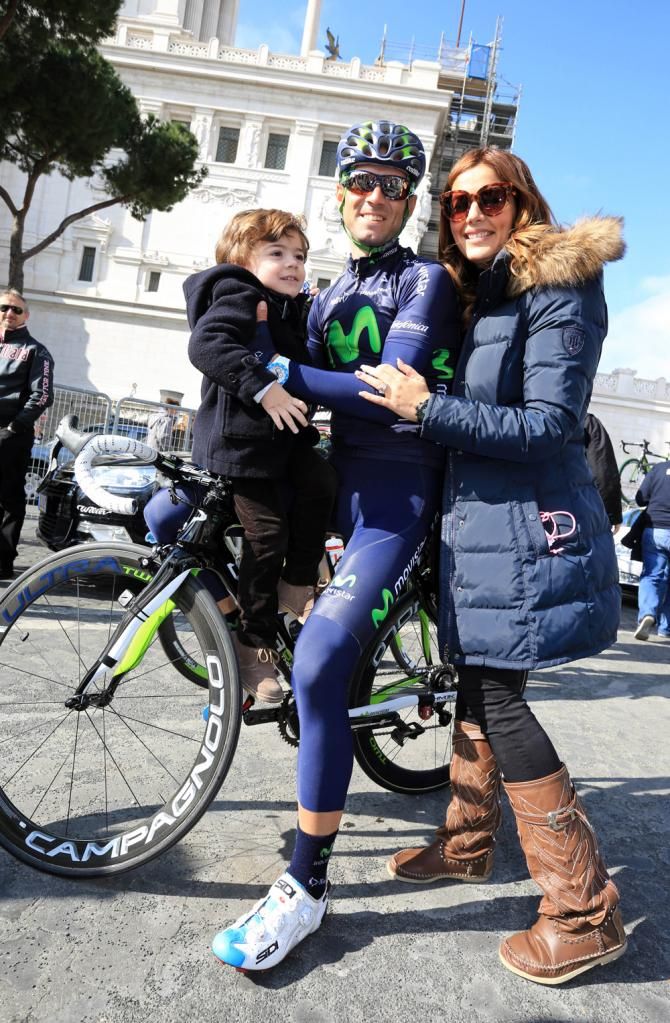 Alejandro Valverde (Movistar) with his family at the start