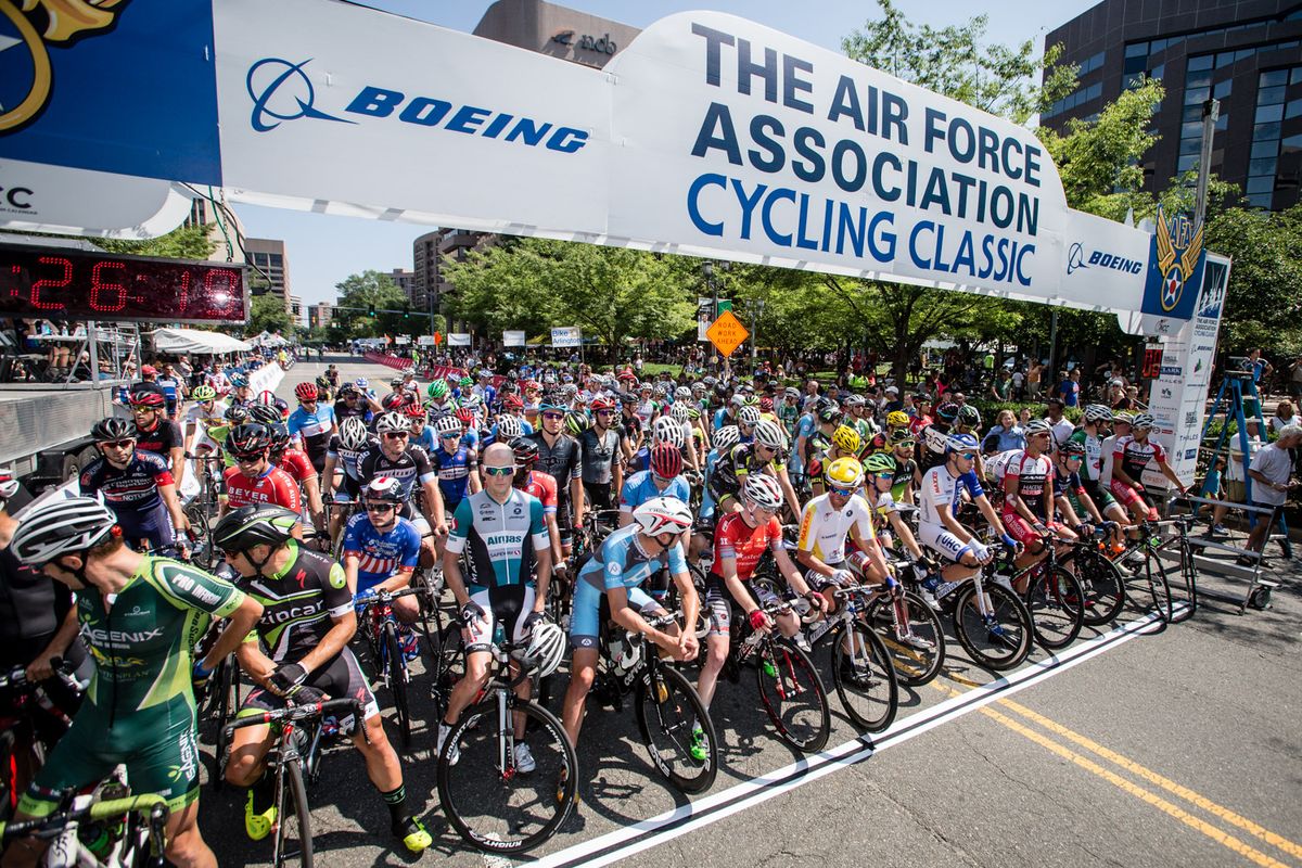 The men&rsquo;s field comes to the start line