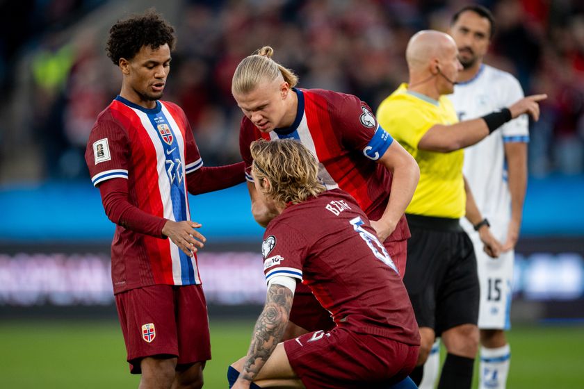 OSLO, NORWAY - OCTOBER 11: Erling Haaland of Norway, Oscar Bobb, Patrick Berg gestures during the FIFA World Cup 2026 qualifier match between Norway and Israel at Ullevaal Stadium on October 11, 2025 in Oslo, Norway. (Photo by Mateusz Slodkowski/Getty Images)