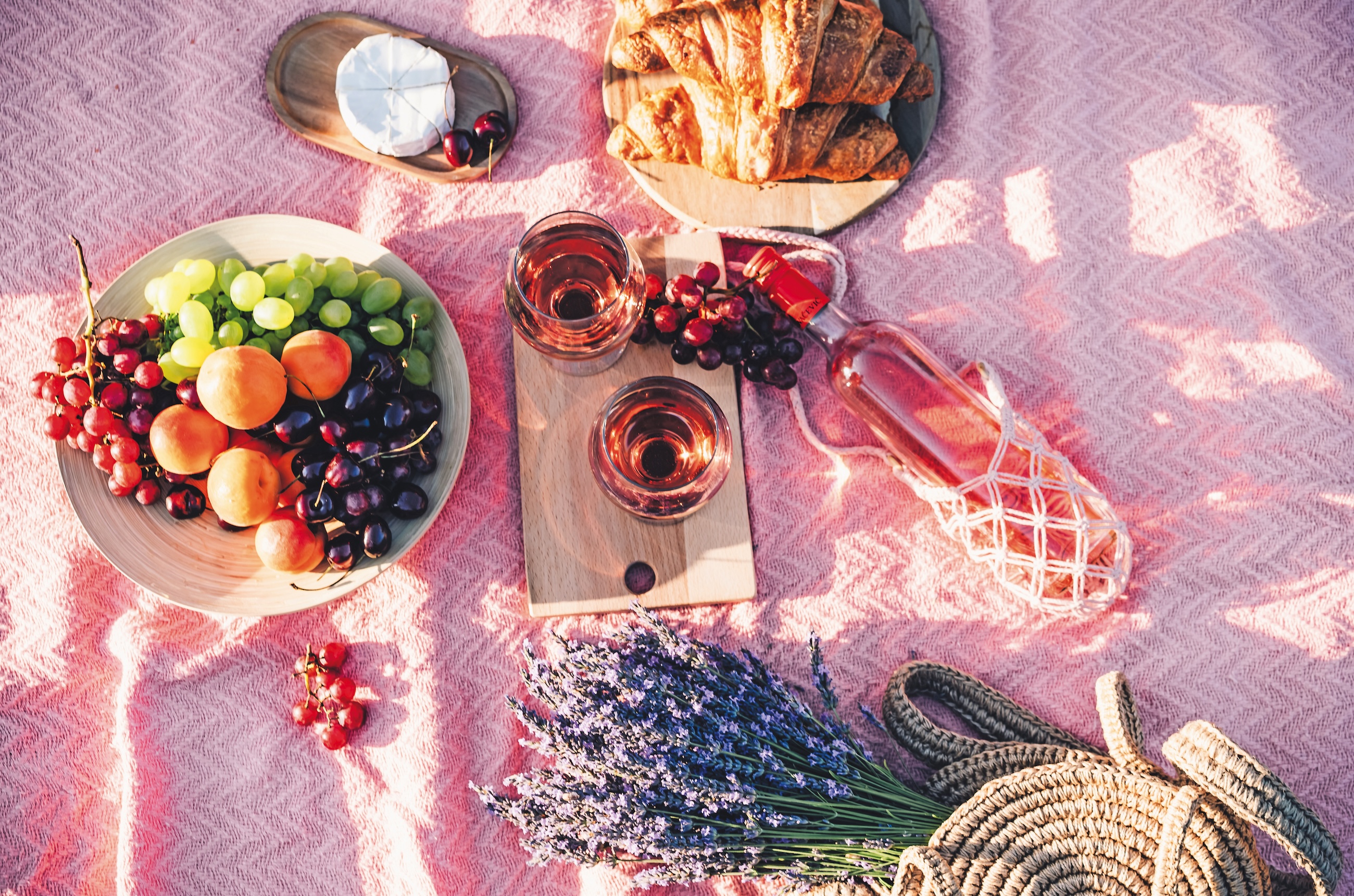 a summery picnic with ros&eacute; wine