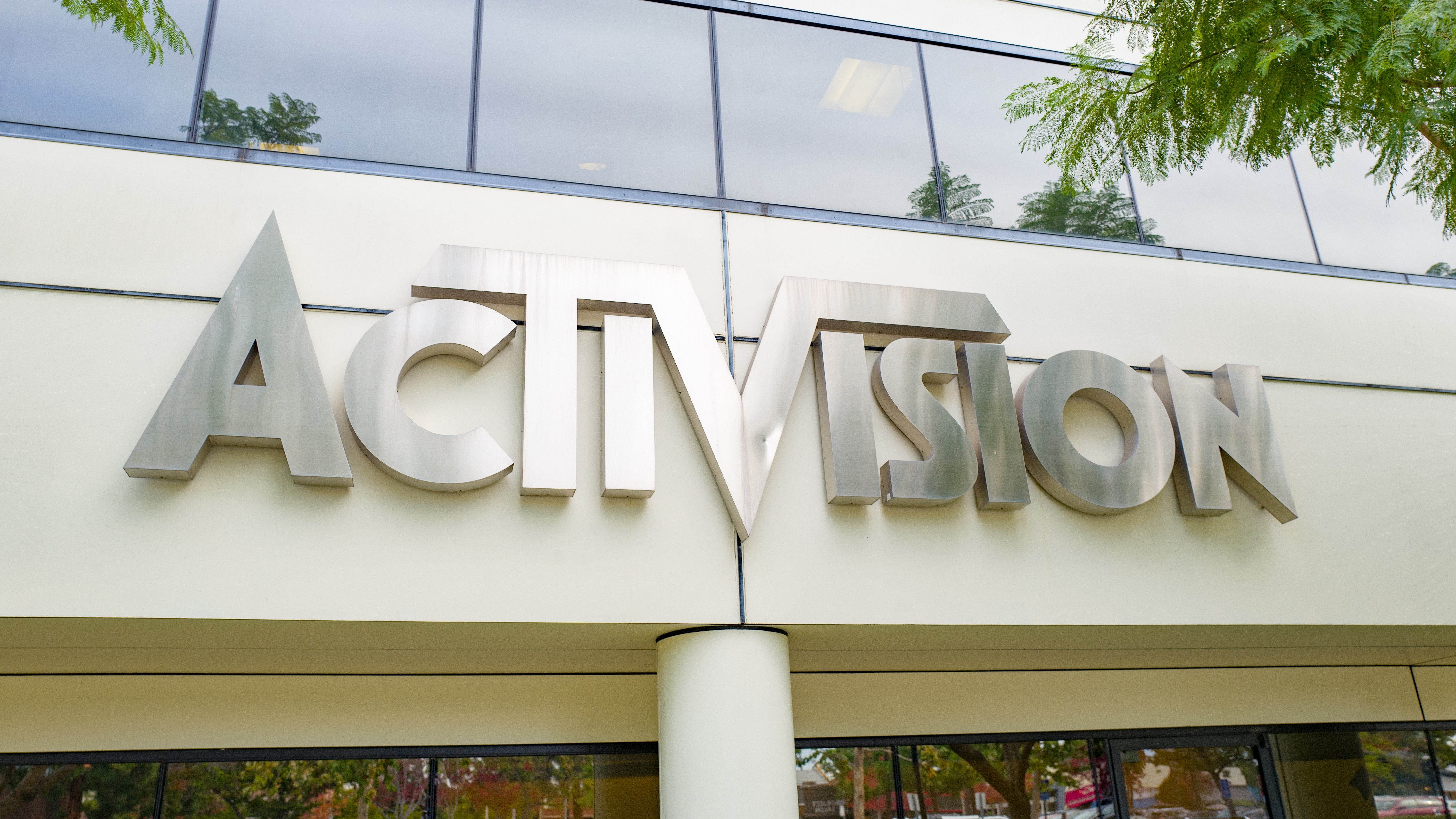 Microsoft утверждает, что Activision уже планировала «значительные» увольнения еще до своего приобретения, «что соответствует более широким тенденциям в игровой индустрии».