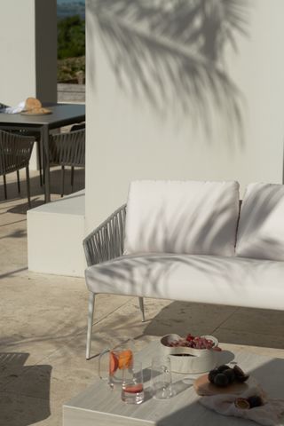 How to keep white patio furniture white in a city, KING Living
