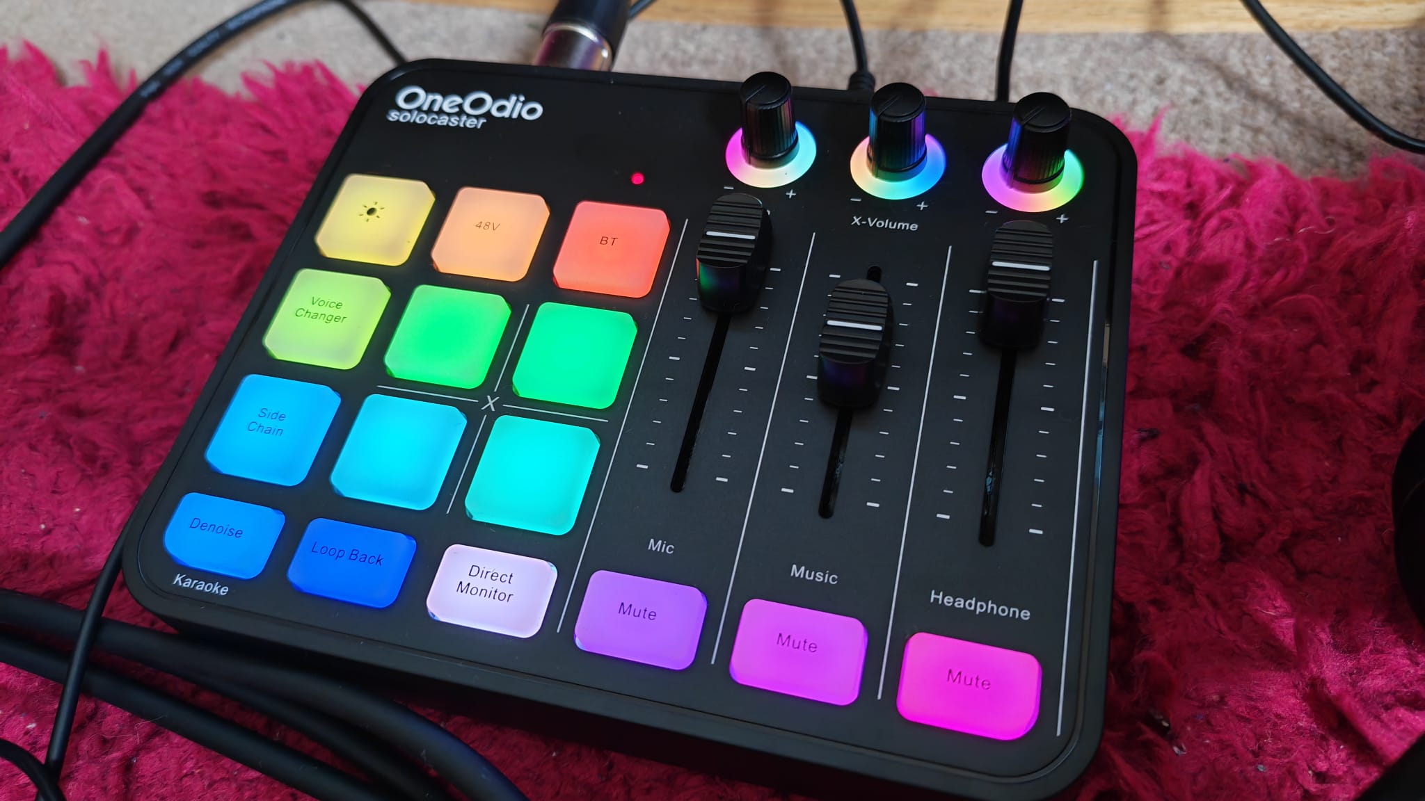 The OneOdio Solocaster's colorful lighting