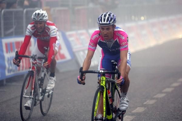 Stefano Garzelli (Acqua &amp; Sapone) and Damiano Cunego (Lampre-Farnese-Vini) cross the finish line