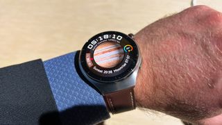 Huawei Watch 4 Pro runt en mans handled.