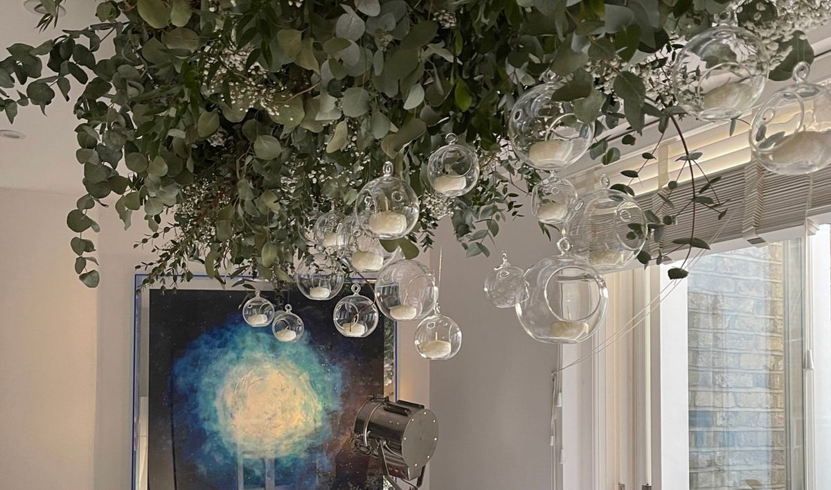 Cette fleuriste a créé un incroyable « lustre à branches » pour sa table de fête 