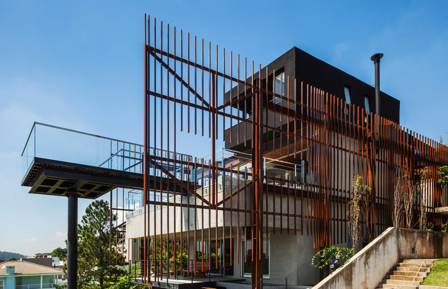 Casa Mirante: Brazilian firm FGMF designs a stylishly functional family home