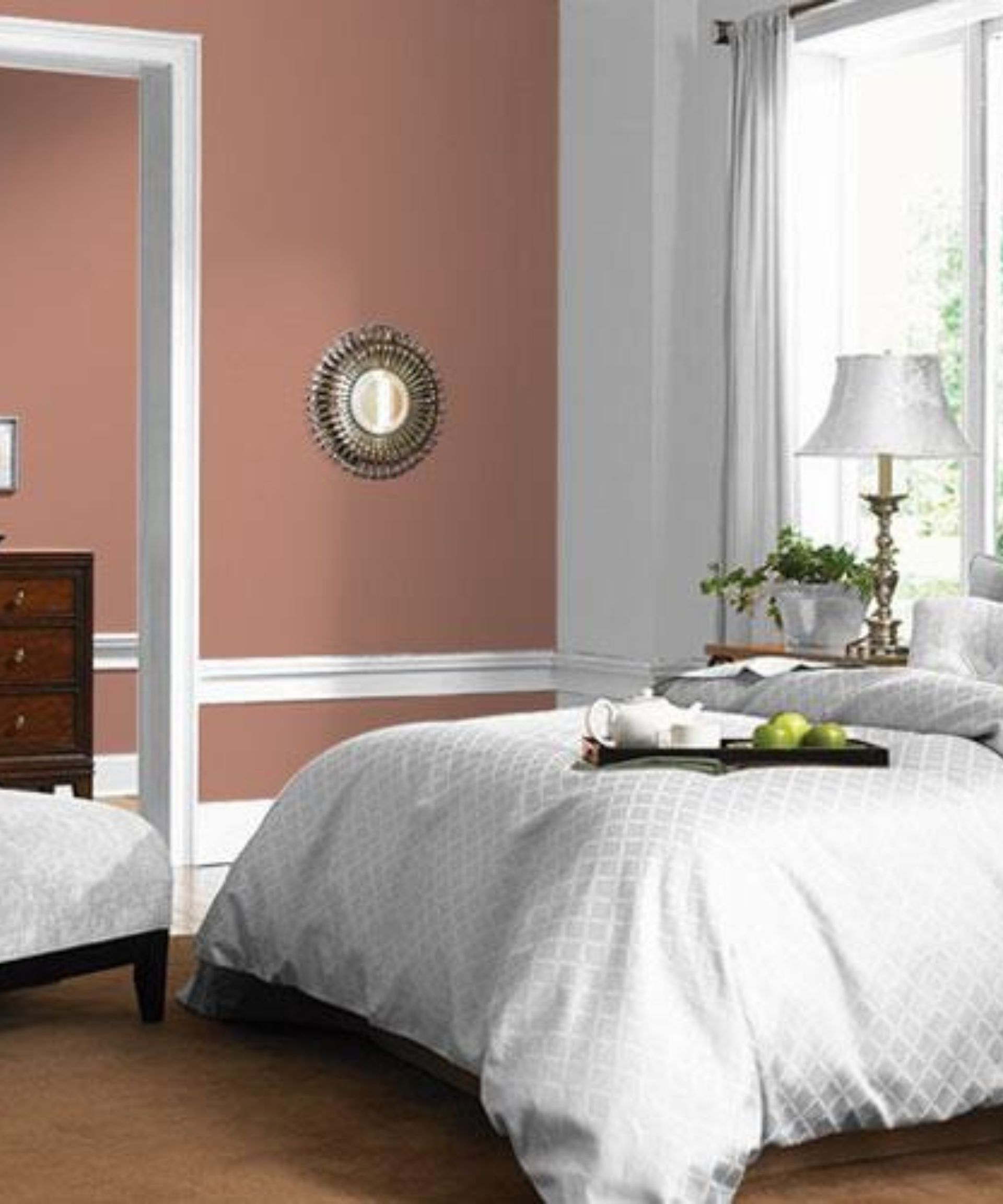 Dinding oranye berdebu di kamar tidur