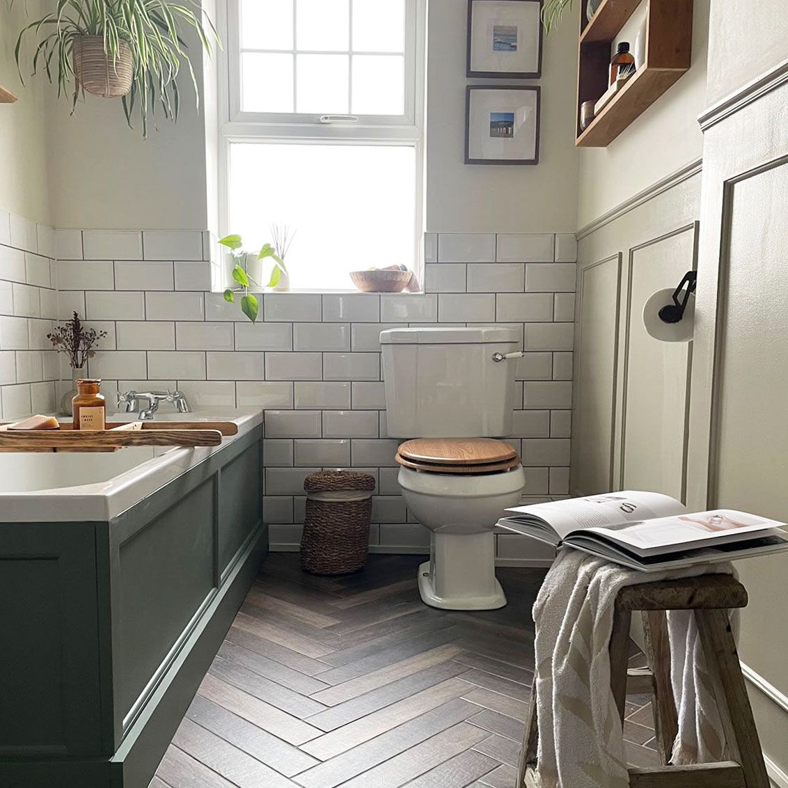 Kamar mandi terang dan lapang dengan ubin kereta bawah tanah dan penyimpanan built-in