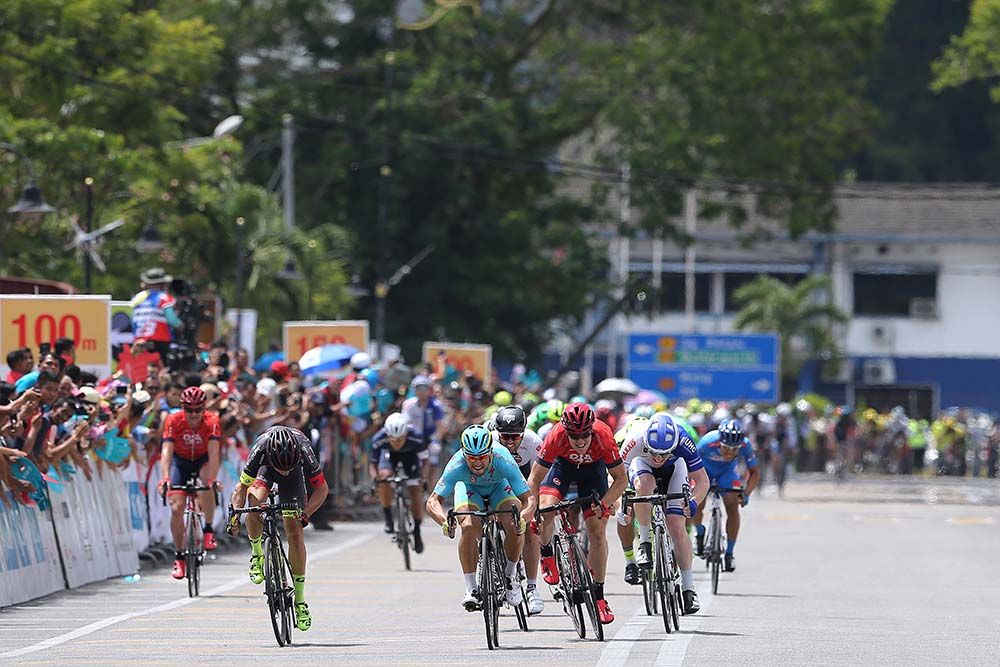 The sprint came after a late sweeping curve