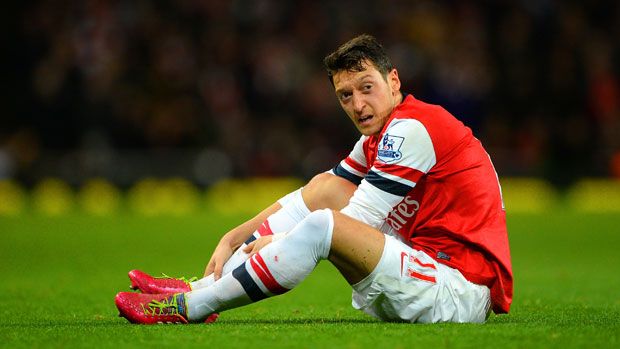  A dejected Mesut Ozil, Arsenal&amp;#039;s record signing