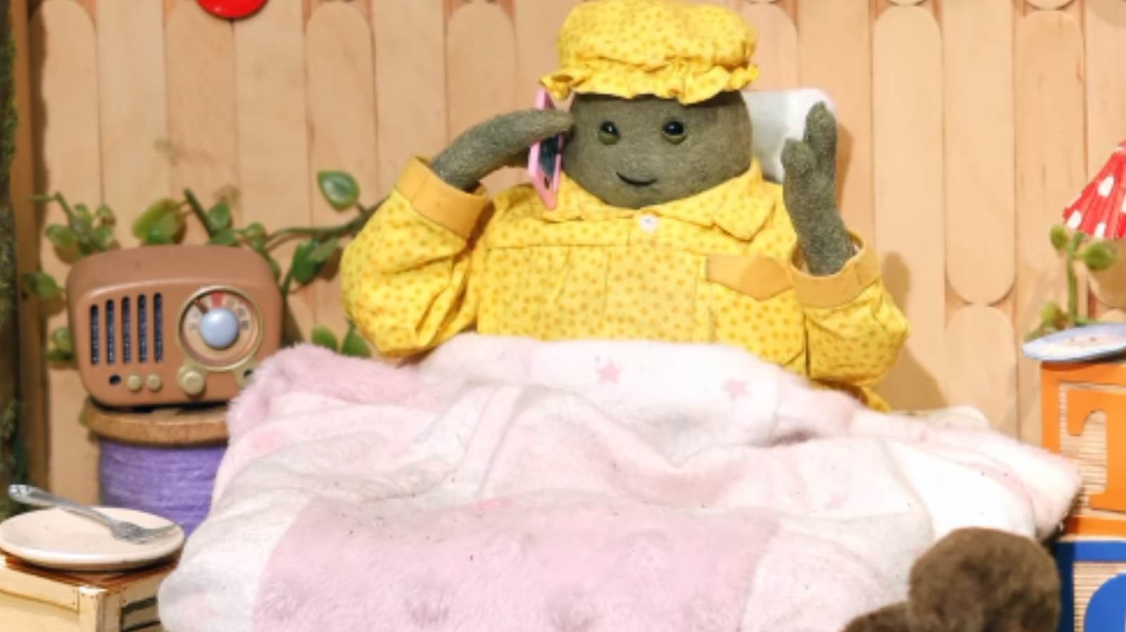 Tiny Chef in bed ordering a pizza