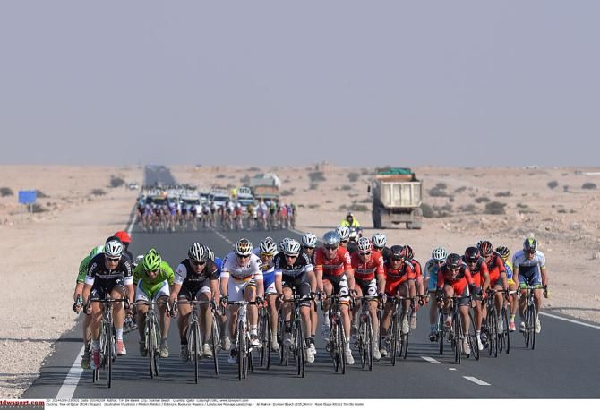 The peloton broken up by the cross winds