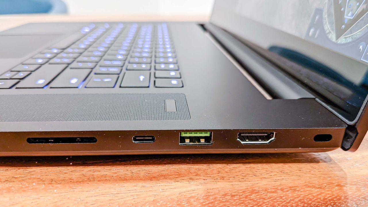 Razer Blade 17 ports