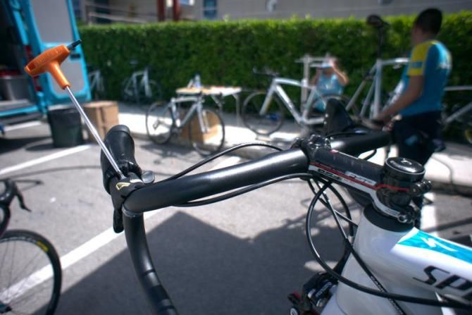Astana are running FSA bars and stems. In this case a set of K-Force New Ergo handlebars and an OS-99 carbon/alloy stem