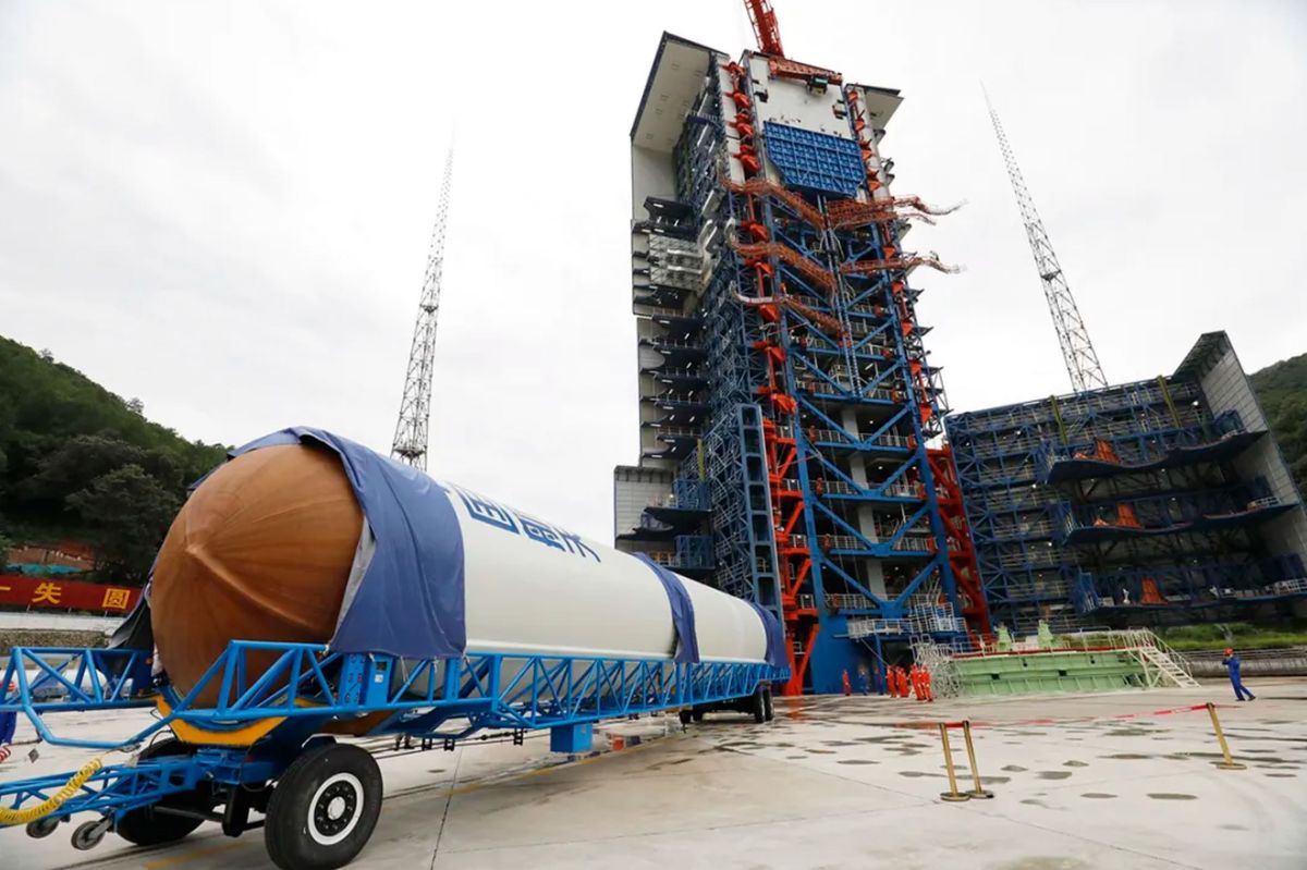 Preparing a Long March 3B to launch the TSJW 7 satellite at Xichang.