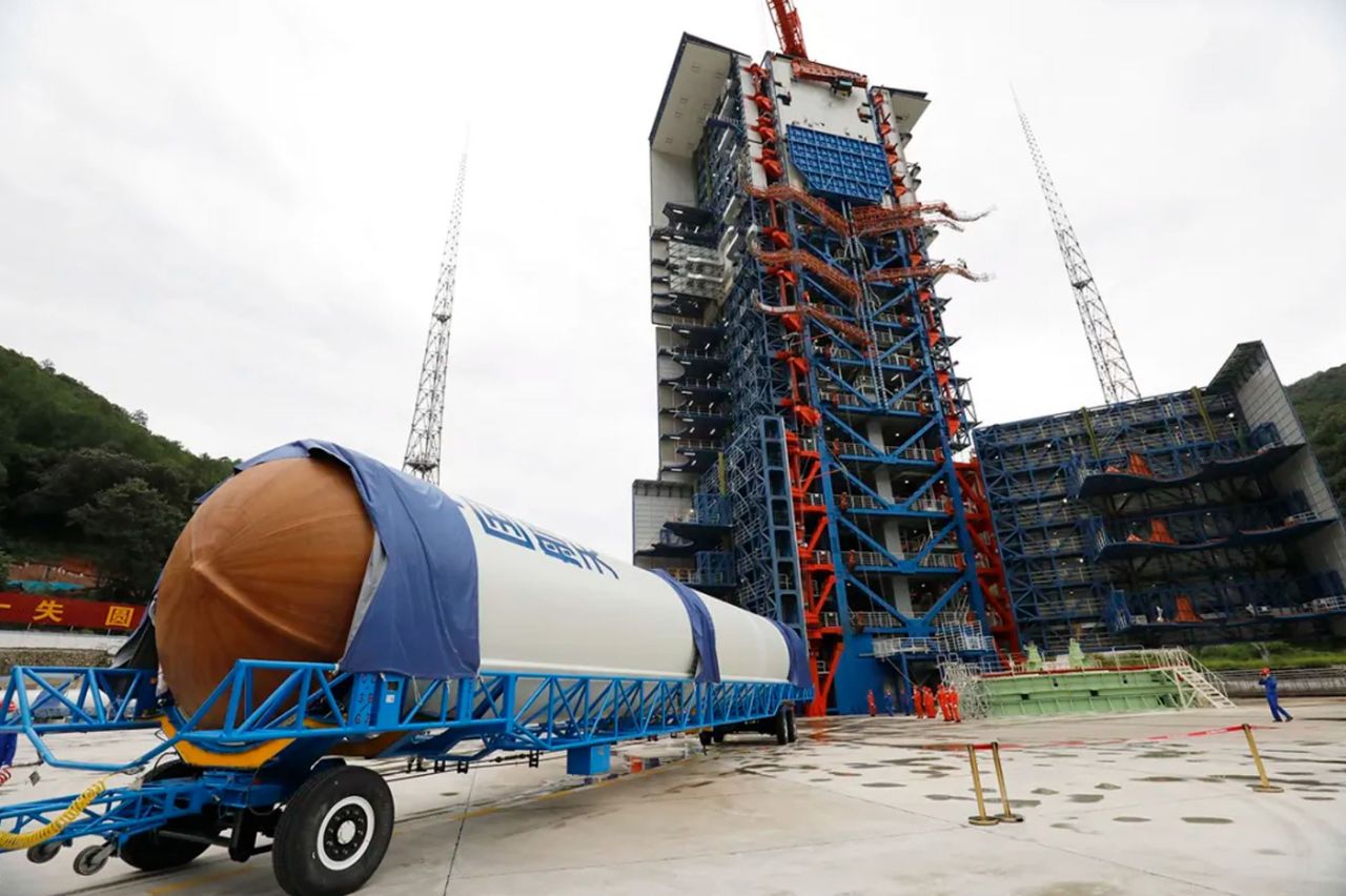 Preparing a Long March 3B to launch the TSJW 7 satellite at Xichang.