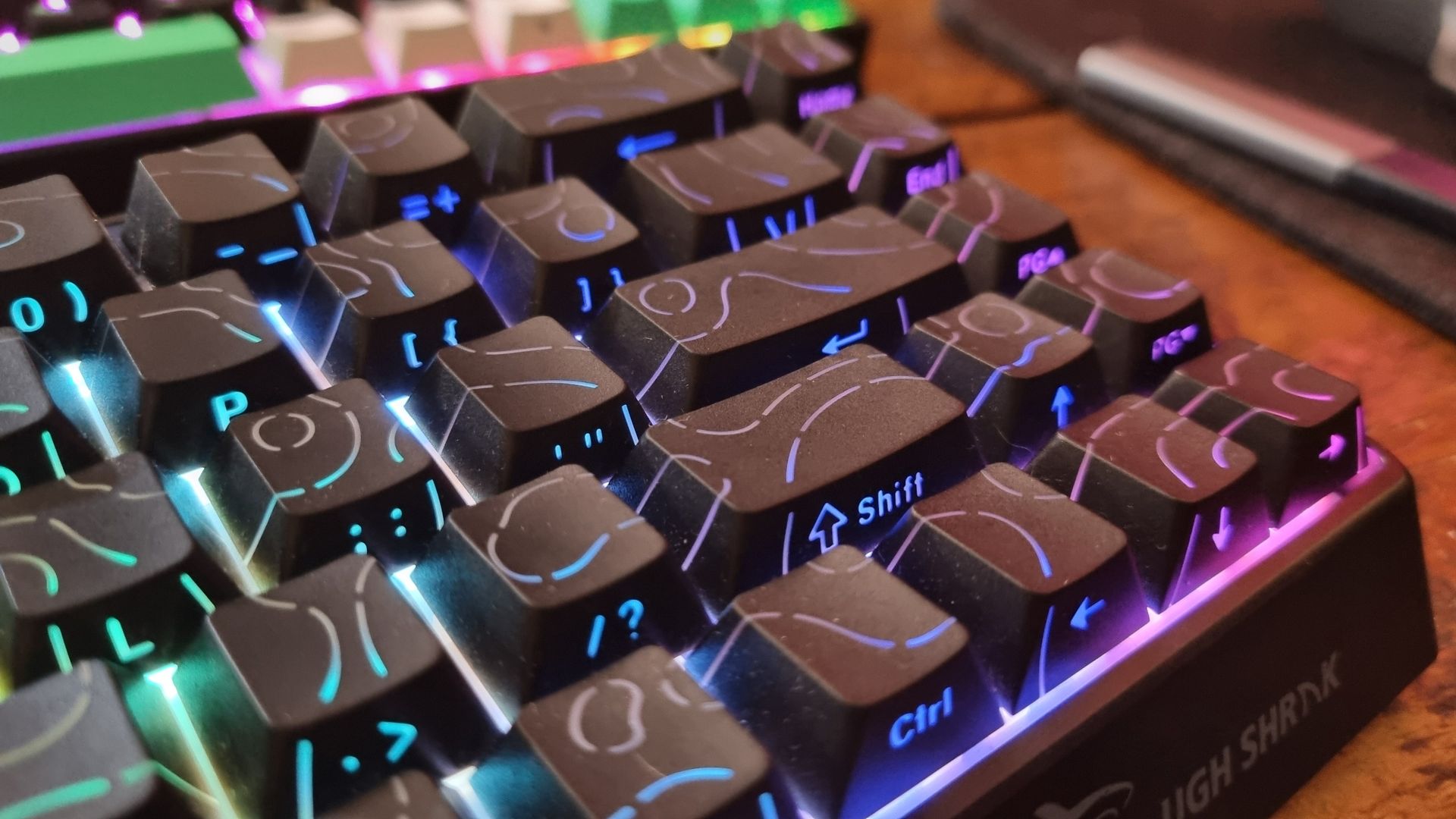 Close ups of the Gamakay x NaughShark budget gaming keyboard