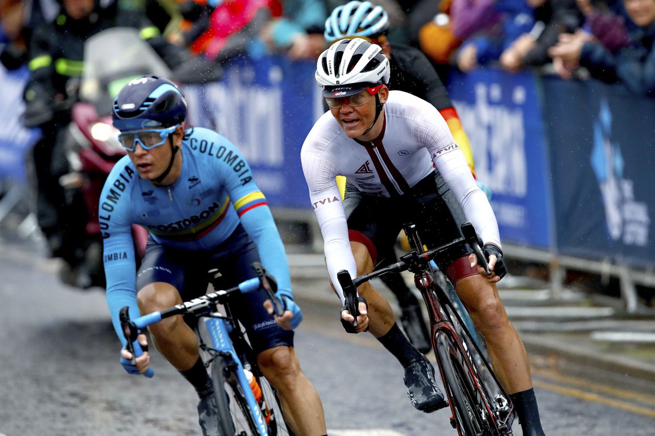 Carlos Betancur, Toms Skujins and Gorka Izagirre on the attack