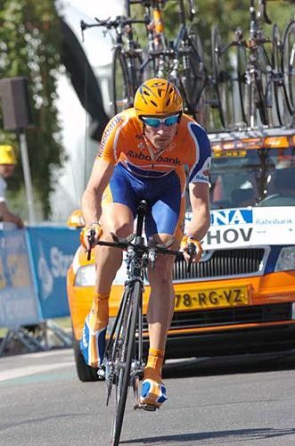 Denis Menchov (Rabobank) winds 'er up