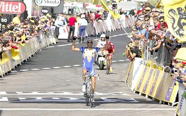 Brice Feillu (Agritubel) was so excited to win that he forgot to zip his jersey.