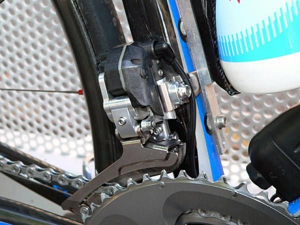 The fairly tidy front derailleur