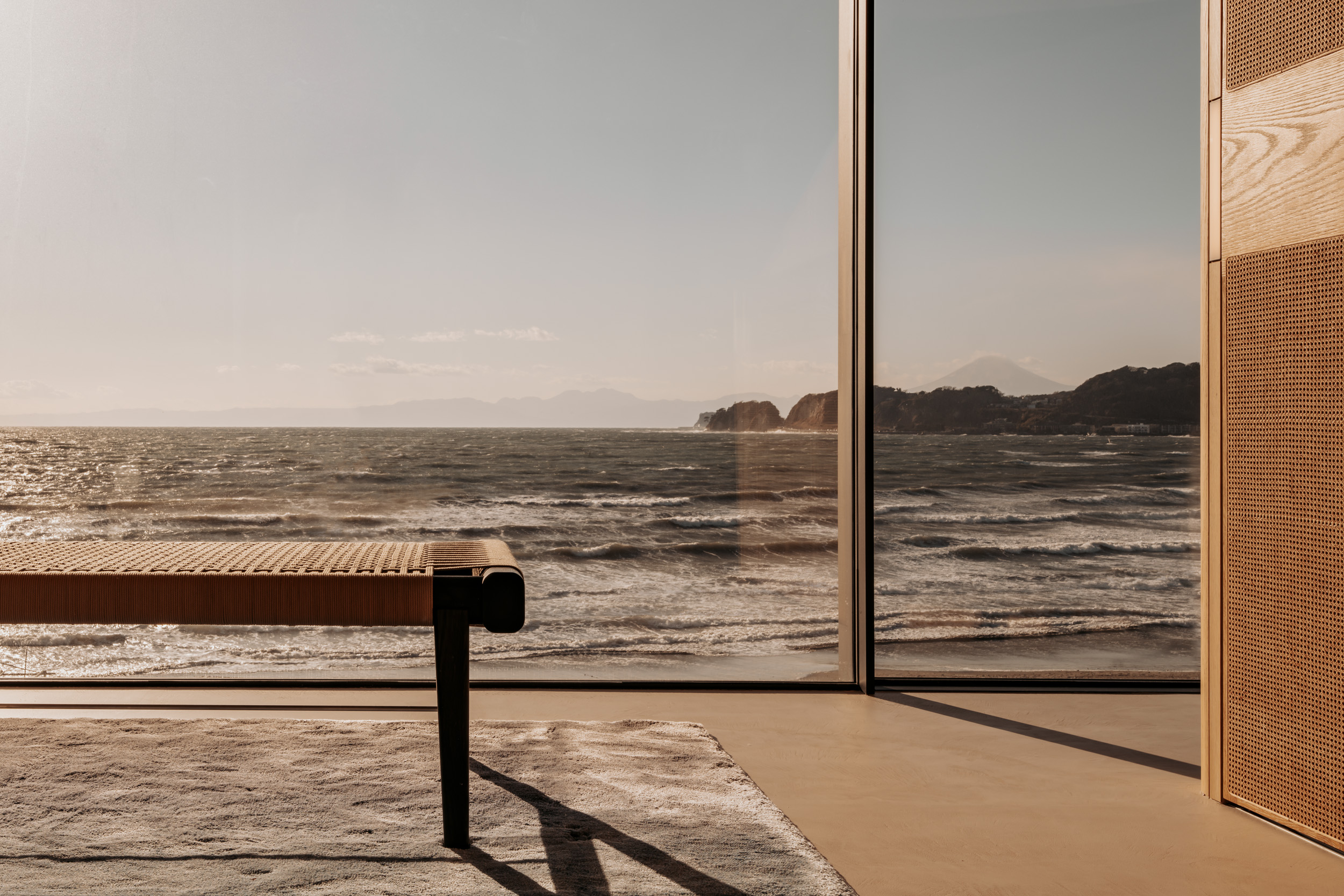 Lulla House, a Kamakura house overlooking the ocean through minimalist interiors