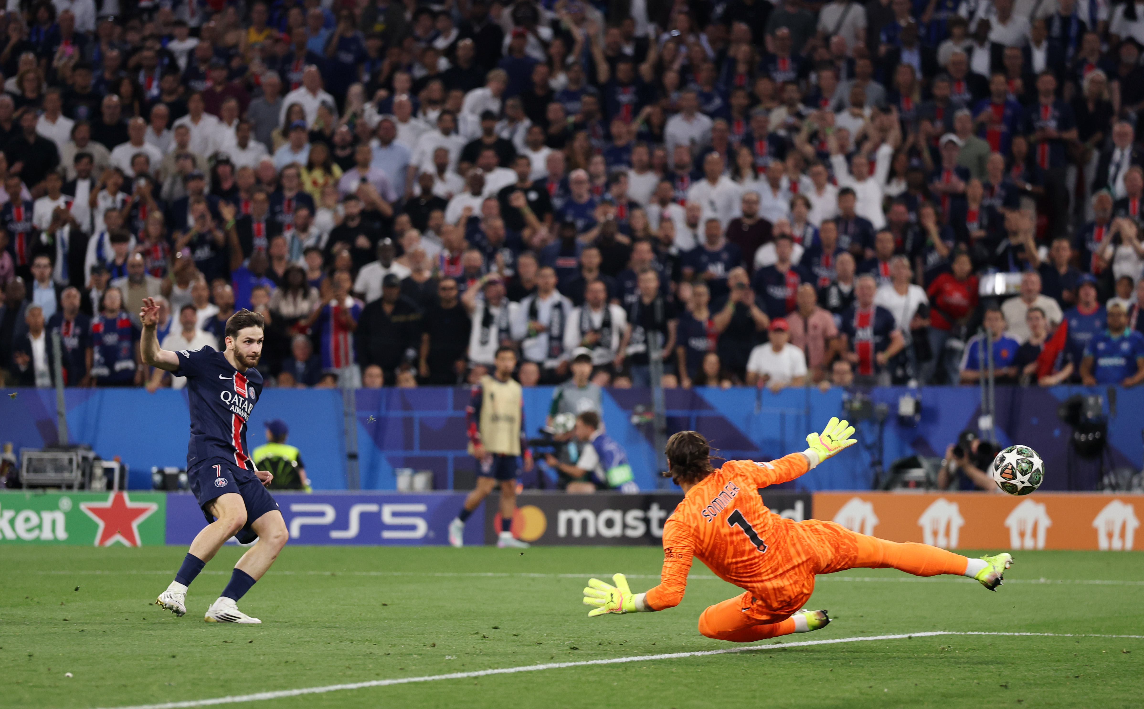 Kvicha Kvaratskhelia finishes past Yann Sommer in the 2025 Champions League final