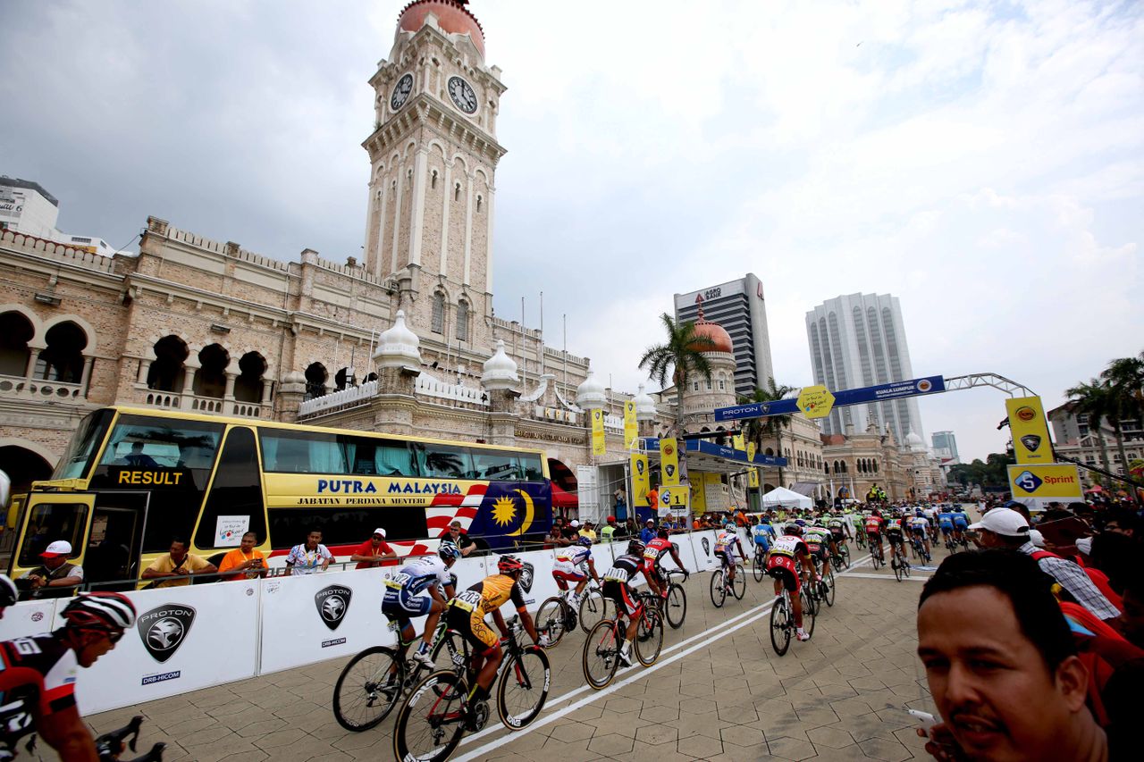 The peloton make it onto the circuits