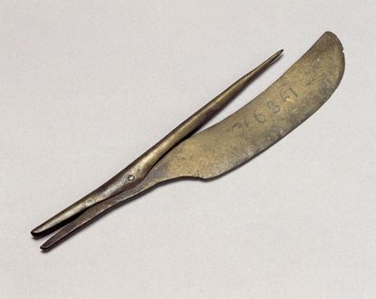 Curling Tongs and Trimmer, 575 BC-1194 BC