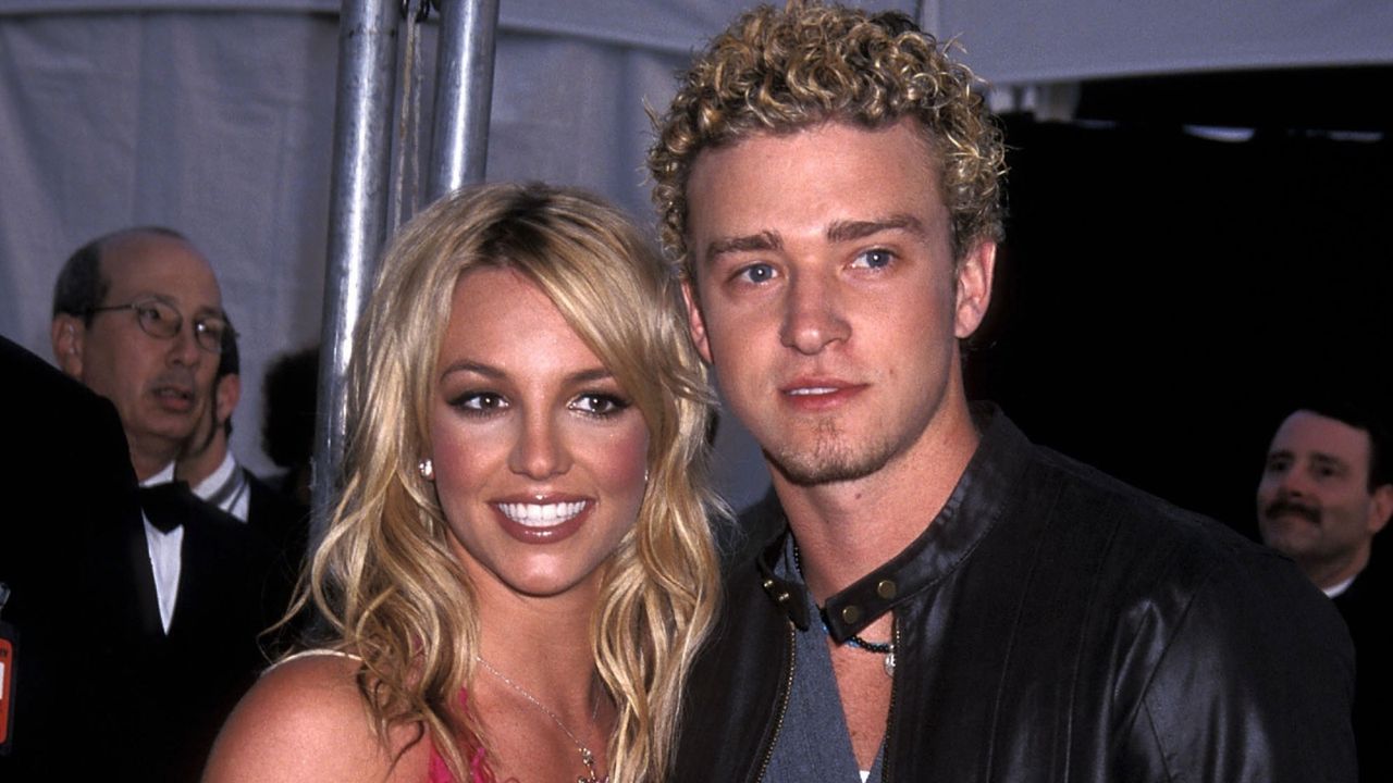  Justin Timberlake and Britney Spears attend the 29th Annual American Music Awards on January 9, 2002 