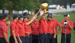 Team USA hold the Presidents Cup aloft in 2022