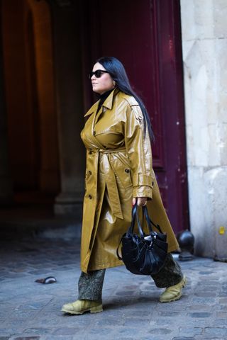Street Style : Day One - Paris Fashion Week - Womenswear F/W 2022-2023