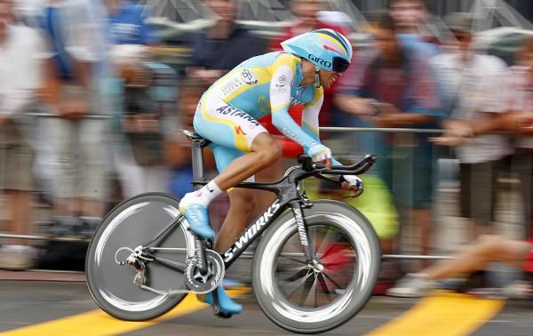 Alberto Contador (Astana) accelerates out of a turn in the Tour prologue.