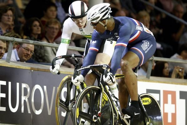Shane Perkins (Australia) keeps a close eye on Gregory Bauge (France) in the men's sprint final.